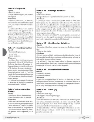 Léa lit une affiche